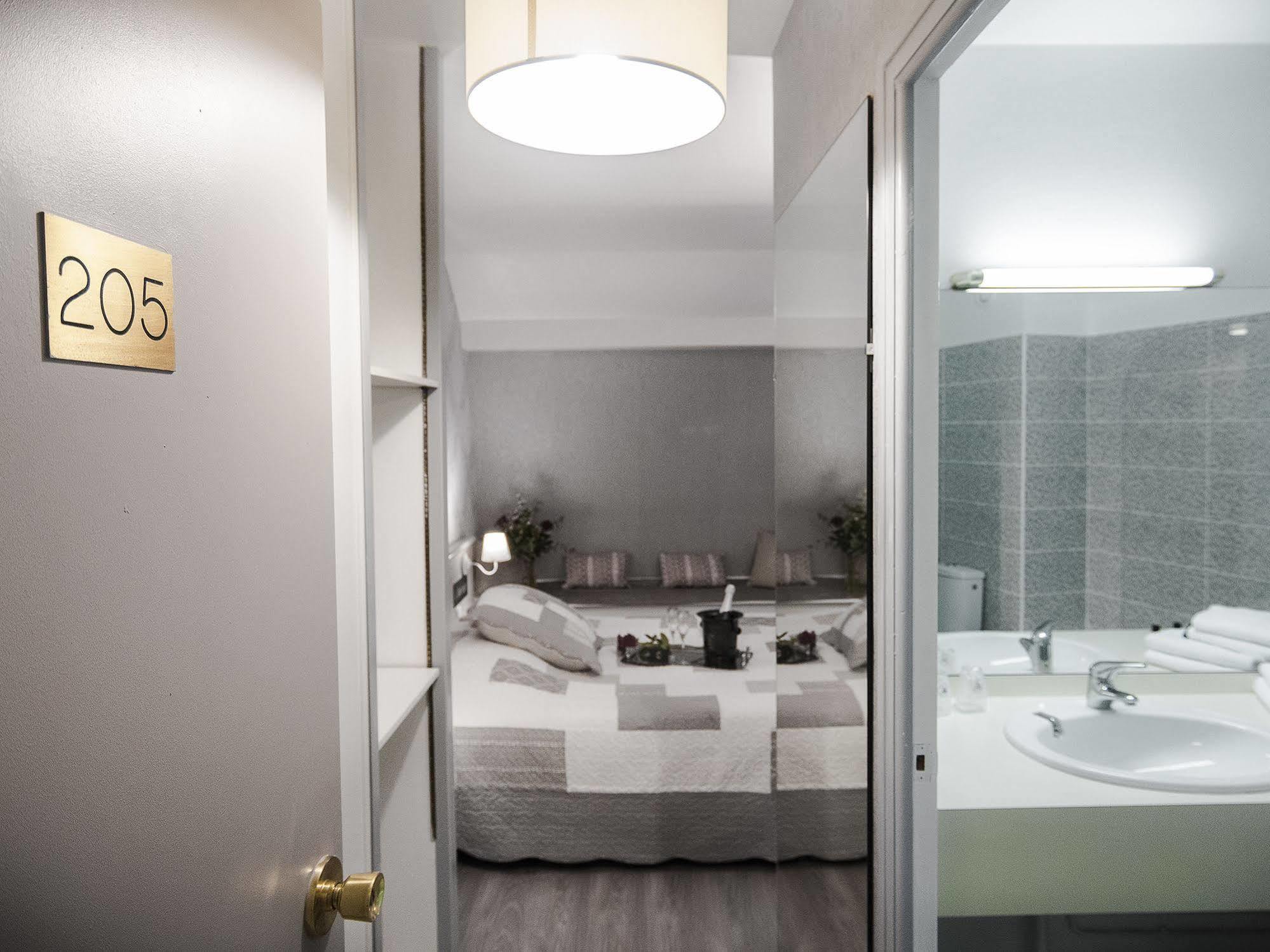 Hotel Le Chantereigne Les Noes-pres-Troyes Экстерьер фото