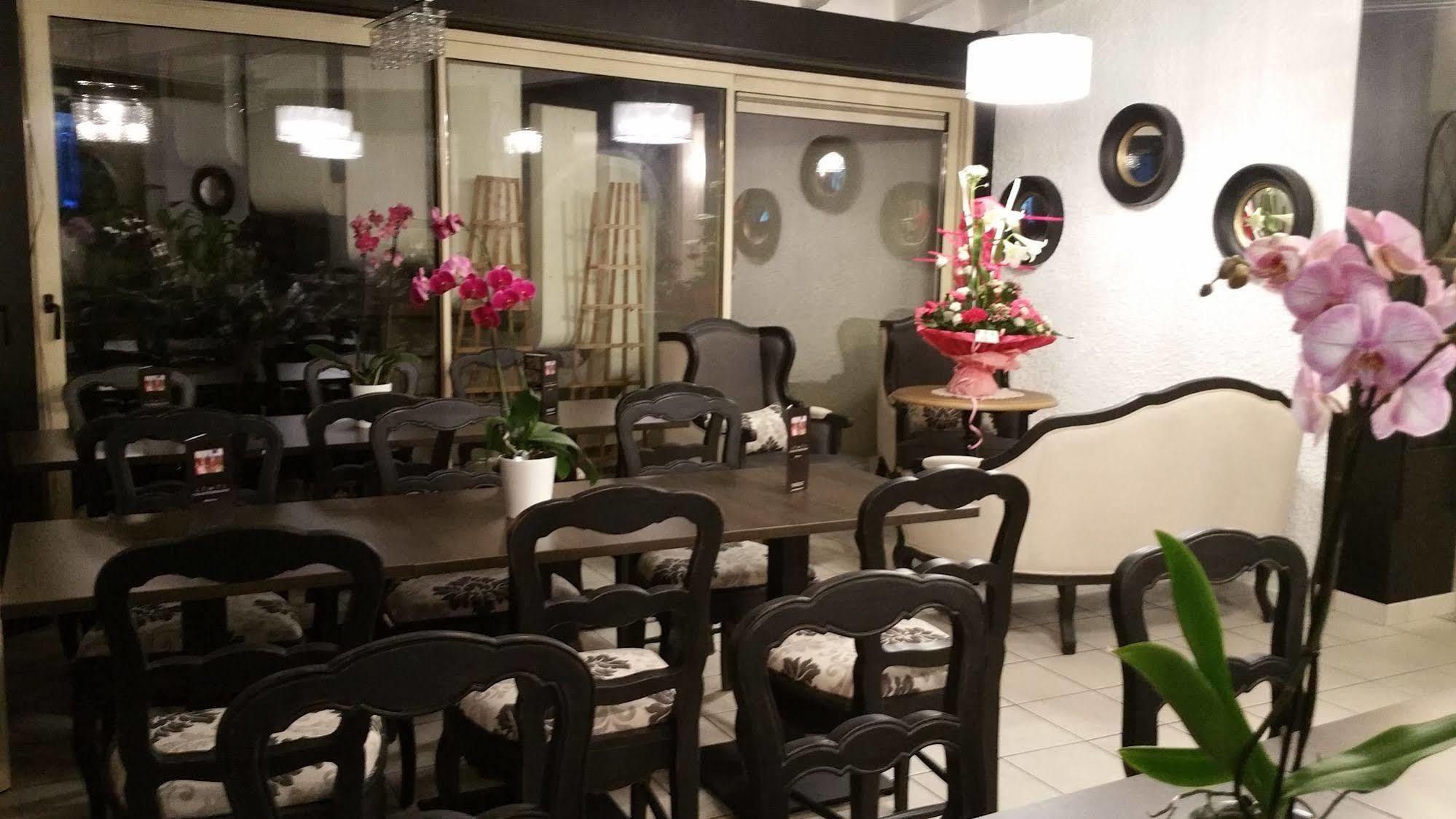 Hotel Le Chantereigne Les Noes-pres-Troyes Экстерьер фото